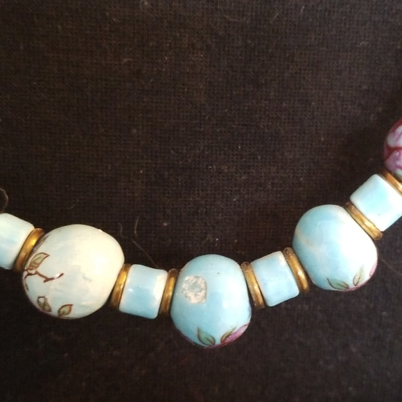 Beautiful beaded necklace - Picture 4 of 5